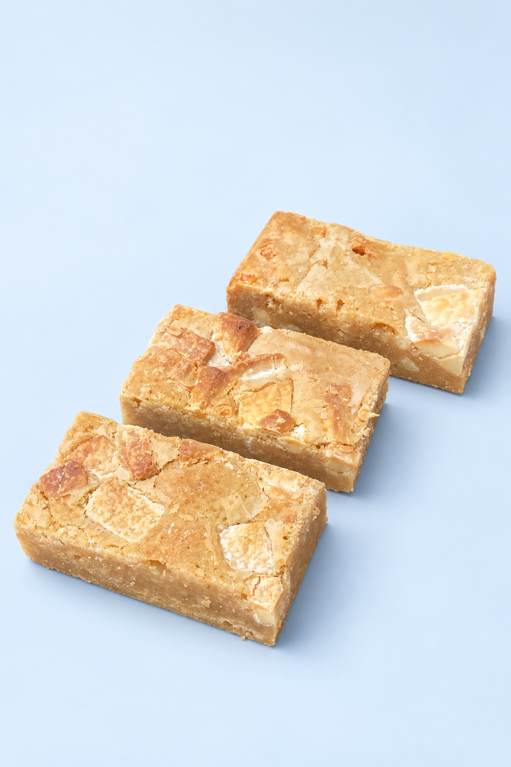 Blondie met stukjes witte chocolade van Het Dwingeler Bakhuisje