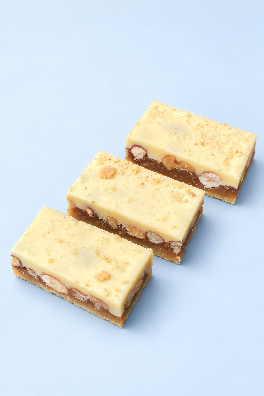 Dwingeler Notenkaramelkoek met karamel, geroosterde noten en nougatine van Het Dwingeler Bakhuisje