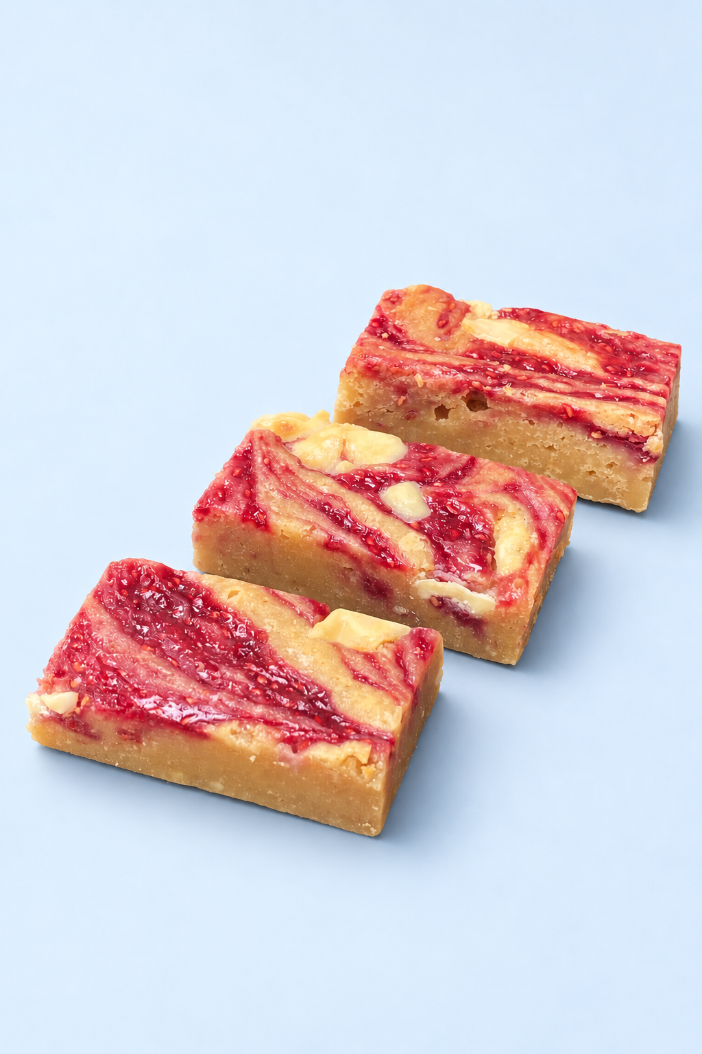 Frambozen blondie met huisgemaakte frambozencoulis van Het Dwingeler Bakhuisje
