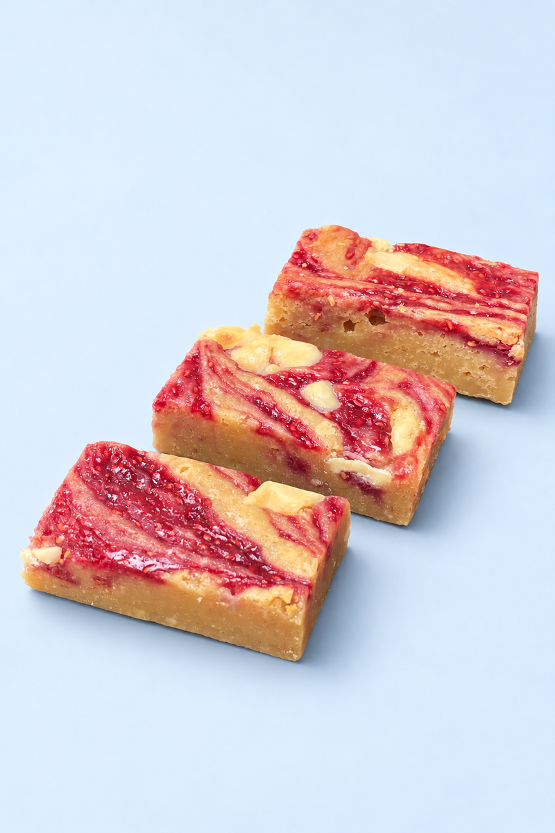 Frambozen blondie met huisgemaakte frambozencoulis van Het Dwingeler Bakhuisje