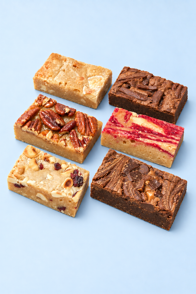 Doosje met een mix van blondies, brownies en koeken van Het Dwingeler Bakhuisje